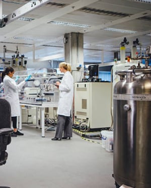 lab-with-dewar-300